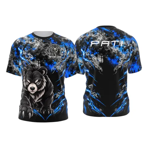 Camisa com estampa de urso feroz em destaque, fundo azul e preto com efeitos de fumaça e raios, cobrindo frente, costas e mangas, perfeita para times de interclasse.