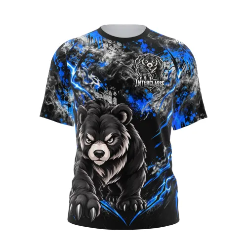 Camisa inteira estampada em azul e preto com um urso feroz, cobrindo frente, costas e mangas, perfeita para interclasse.
