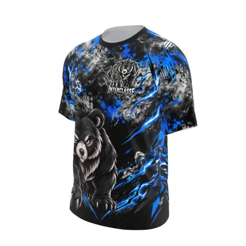 Camisa inteira estampada em azul e preto com um urso feroz, cobrindo frente, costas e mangas, perfeita para interclasse.