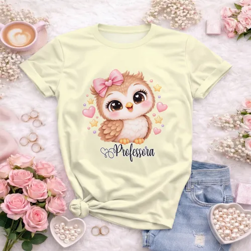 Arte Professora Corujinha Fofa em CDR, com fonte inclusa e texto editável. Ideal para camisetas, volta às aulas e personalizados 2026 e 2027.