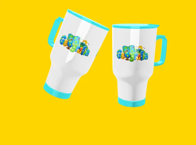 Caneca de Geografia mostrando mapas, bússola e símbolos geométricos, perfeita para mostrar paixão pela ciência que conecta o mundo.