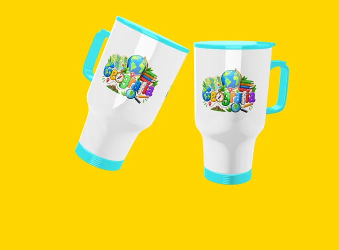 Caneca de Geografia mostrando mapas, bússola e símbolos geométricos, perfeita para mostrar paixão pela ciência que conecta o mundo.