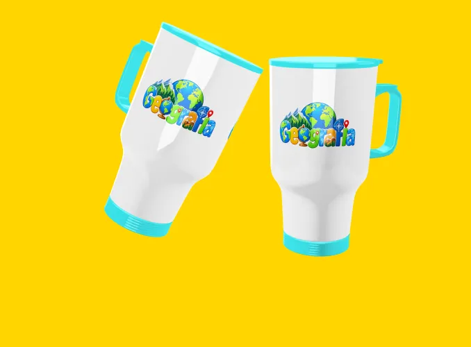 Caneca de Geografia mostrando mapas, bússola e símbolos geométricos, perfeita para mostrar paixão pela ciência que conecta o mundo.