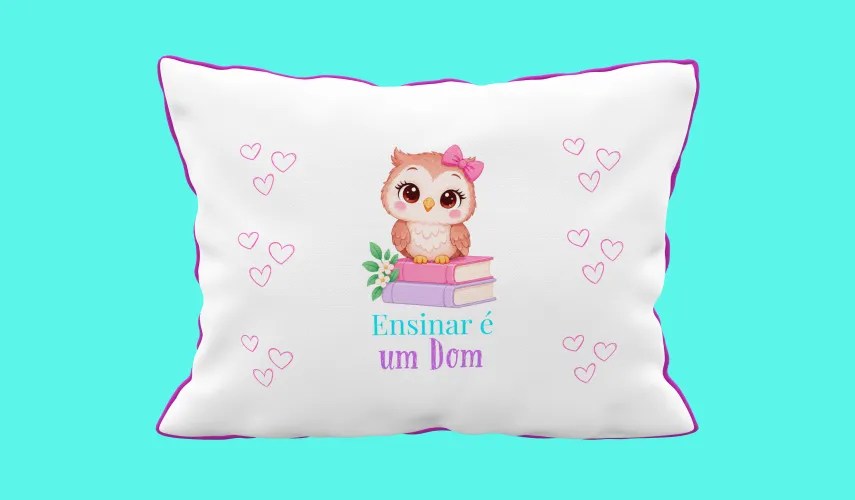 Almofada especial para professoras celebrando a educação e a inspiração dos docentes, perfeita para o ambiente escolar ou eventos comemorativos.