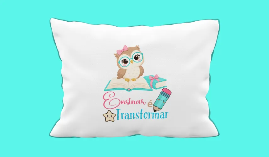 Almofada especial para professoras celebrando a educação e a inspiração dos docentes, perfeita para o ambiente escolar ou eventos comemorativos.