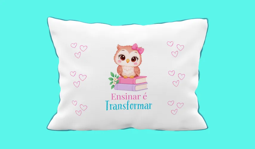 Almofada especial para professoras celebrando a educação e a inspiração dos docentes, perfeita para o ambiente escolar ou eventos comemorativos.