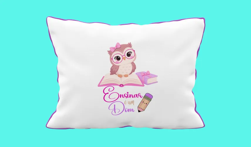 Almofada especial para professoras celebrando a educação e a inspiração dos docentes, perfeita para o ambiente escolar ou eventos comemorativos.
