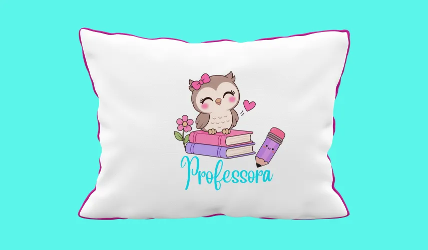 Almofada especial para professoras celebrando a educação e a inspiração dos docentes, perfeita para o ambiente escolar ou eventos comemorativos.