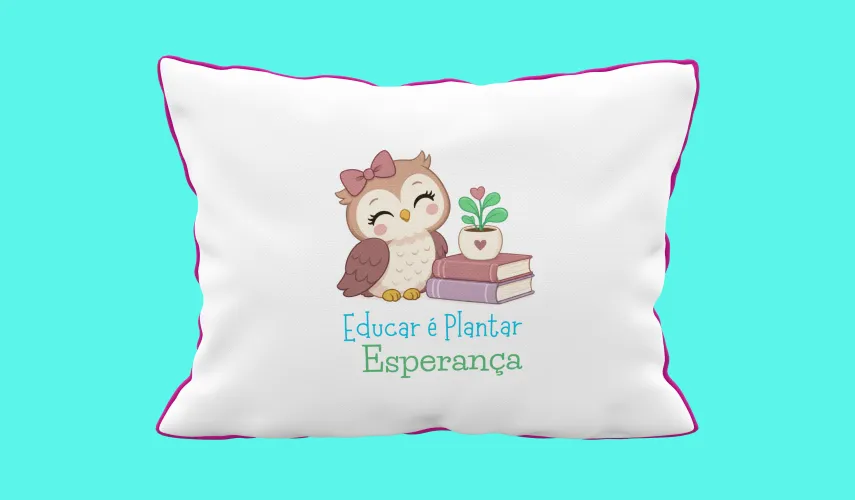 Almofada especial para professoras celebrando a educação e a inspiração dos docentes, perfeita para o ambiente escolar ou eventos comemorativos.