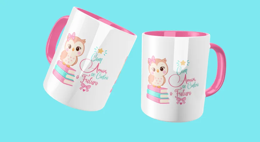 Caneca feminina professora estilosa e delicada, ideal para demonstrar orgulho em ensinar em qualquer momento especial.