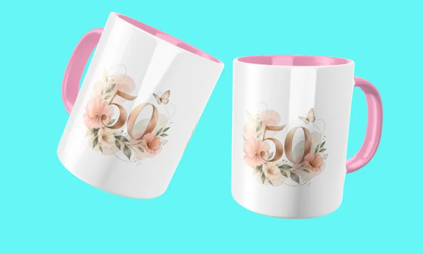 Caneca comemorativa com borboletas delicadas e detalhes femininos, trazendo 50 anos em destaque, perfeita para celebrar momentos especiais com muito estilo.