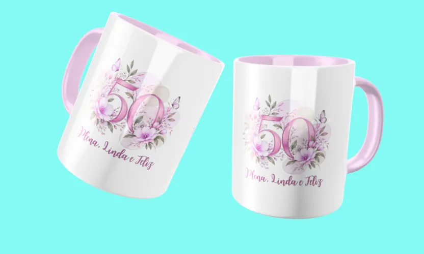 Caneca comemorativa com borboletas delicadas e detalhes femininos, trazendo 50 anos em destaque, perfeita para celebrar momentos especiais com muito estilo.