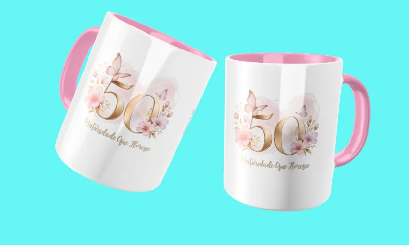 Caneca comemorativa com borboletas delicadas e detalhes femininos, trazendo 50 anos em destaque, perfeita para celebrar momentos especiais com muito estilo.