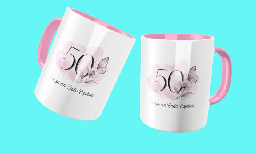 Caneca comemorativa com borboletas delicadas e detalhes femininos, trazendo 50 anos em destaque, perfeita para celebrar momentos especiais com muito estilo.
