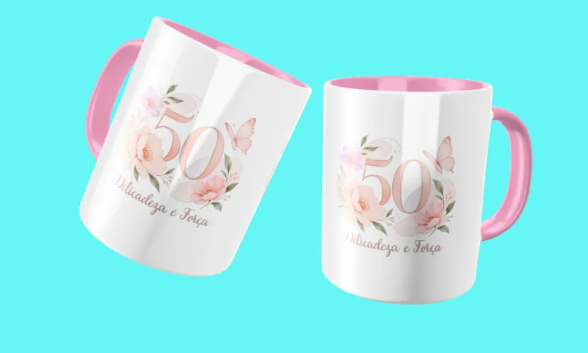 Caneca comemorativa com borboletas delicadas e detalhes femininos, trazendo 50 anos em destaque, perfeita para celebrar momentos especiais com muito estilo.