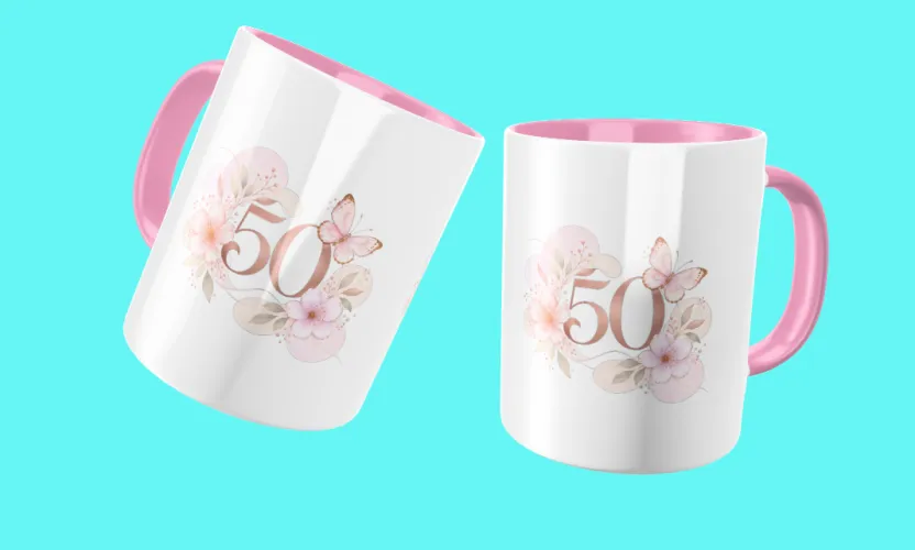 Caneca comemorativa com borboletas delicadas e detalhes femininos, trazendo 50 anos em destaque, perfeita para celebrar momentos especiais com muito estilo.