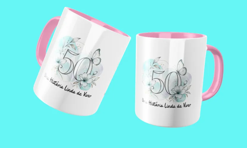 Caneca comemorativa com borboletas delicadas e detalhes femininos, trazendo 50 anos em destaque, perfeita para celebrar momentos especiais com muito estilo.