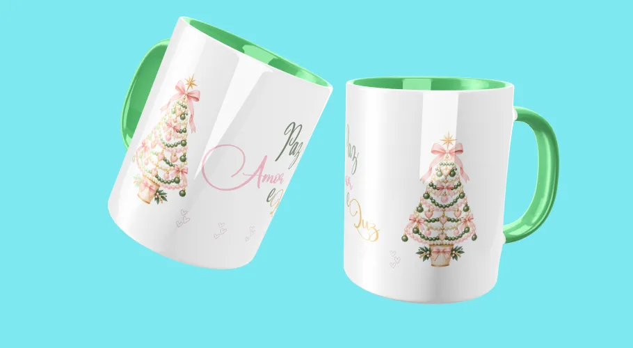 A caneca apresenta uma árvore de Natal colorida repleta de detalhes natalinos e pequenos enfeites, resultando em uma peça vibrante que destaca o espírito festivo.