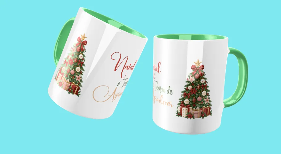 A caneca apresenta uma árvore de Natal colorida repleta de detalhes natalinos e pequenos enfeites, resultando em uma peça vibrante que destaca o espírito festivo.