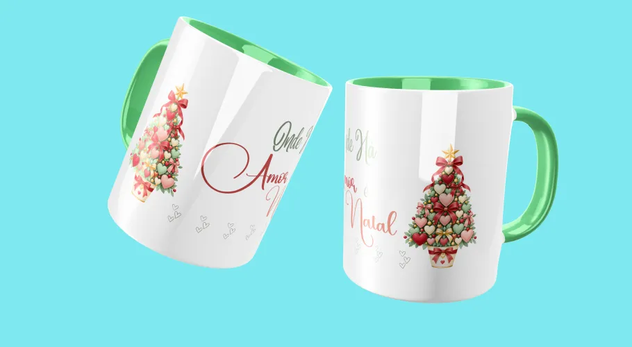 A caneca apresenta uma árvore de Natal colorida repleta de detalhes natalinos e pequenos enfeites, resultando em uma peça vibrante que destaca o espírito festivo.