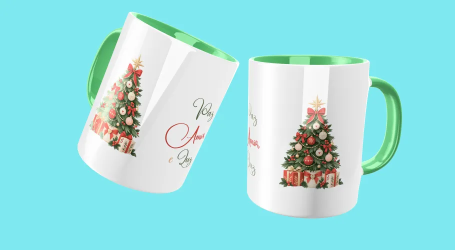 A caneca apresenta uma árvore de Natal colorida repleta de detalhes natalinos e pequenos enfeites, resultando em uma peça vibrante que destaca o espírito festivo.