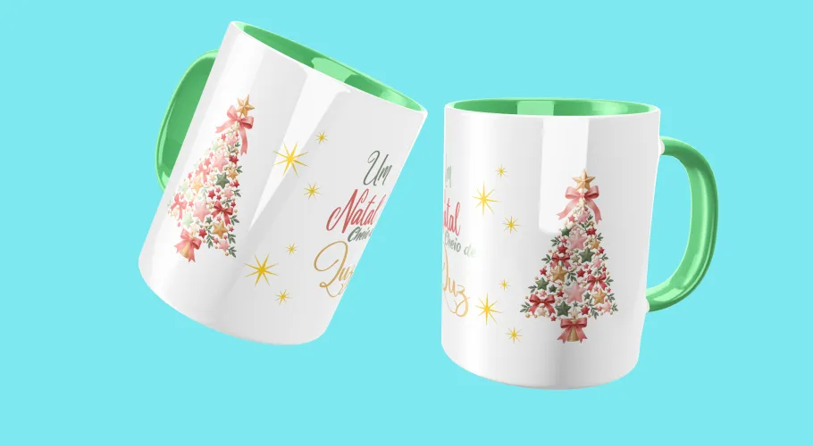 A caneca apresenta uma árvore de Natal colorida repleta de detalhes natalinos e pequenos enfeites, resultando em uma peça vibrante que destaca o espírito festivo.