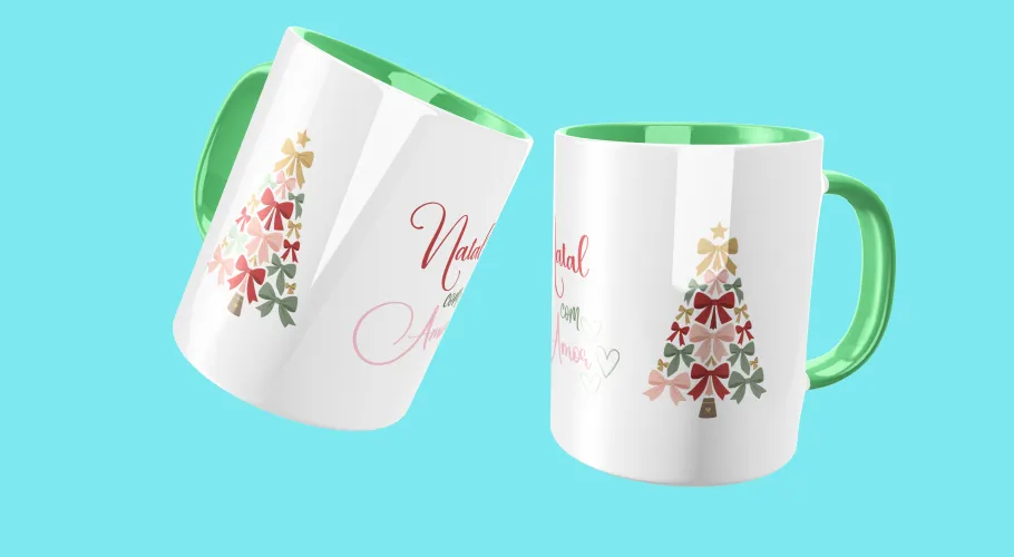 A caneca apresenta uma árvore de Natal colorida repleta de detalhes natalinos e pequenos enfeites, resultando em uma peça vibrante que destaca o espírito festivo.