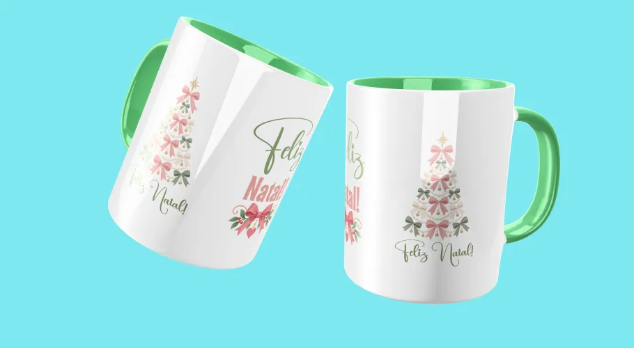 A caneca apresenta uma árvore de Natal colorida repleta de detalhes natalinos e pequenos enfeites, resultando em uma peça vibrante que destaca o espírito festivo.