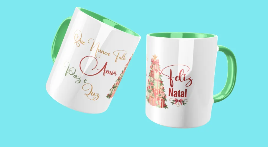 A caneca apresenta uma árvore de Natal colorida repleta de detalhes natalinos e pequenos enfeites, resultando em uma peça vibrante que destaca o espírito festivo.