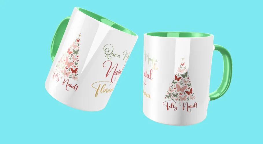A caneca apresenta uma árvore de Natal colorida repleta de detalhes natalinos e pequenos enfeites, resultando em uma peça vibrante que destaca o espírito festivo.