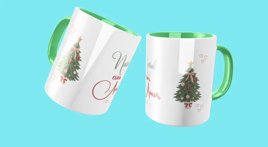 A caneca apresenta uma árvore de Natal colorida repleta de detalhes natalinos e pequenos enfeites, resultando em uma peça vibrante que destaca o espírito festivo.