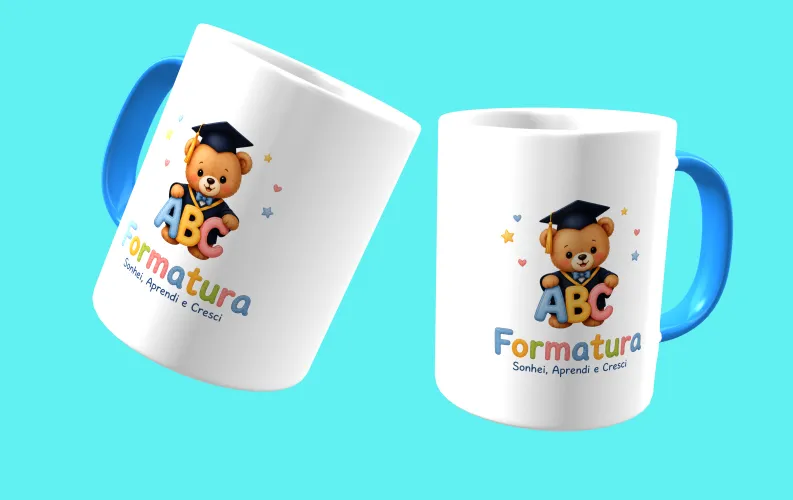 Camisa com uma estampa alegre de formatura infantil, colorida, com um logo divertido no peito e uma estampa grande e comemorativa nas costas, perfeita para marcar esse momento especial da turma.
