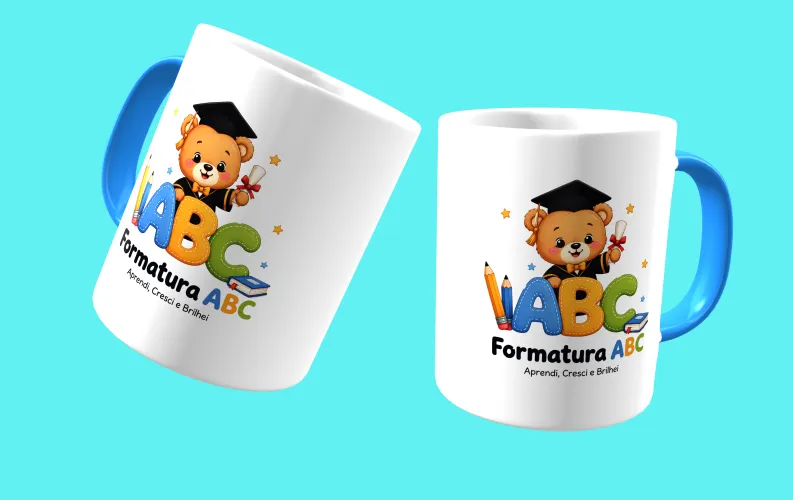 Camisa com uma estampa alegre de formatura infantil, colorida, com um logo divertido no peito e uma estampa grande e comemorativa nas costas, perfeita para marcar esse momento especial da turma.
