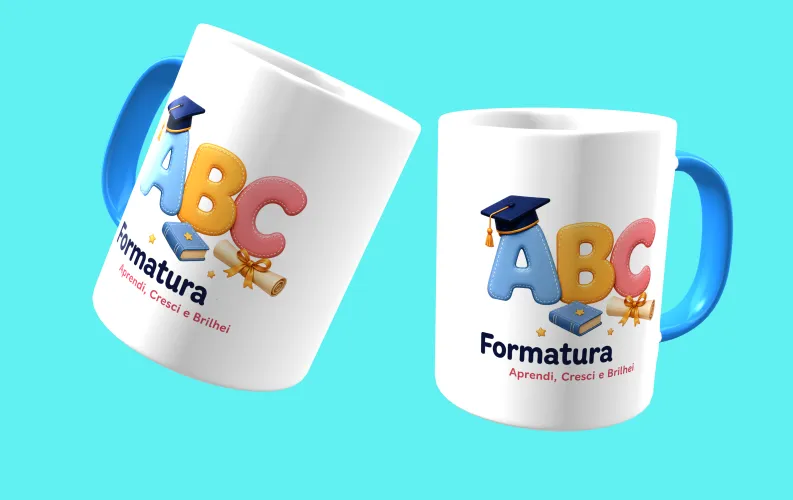 Camisa com uma estampa alegre de formatura infantil, colorida, com um logo divertido no peito e uma estampa grande e comemorativa nas costas, perfeita para marcar esse momento especial da turma.