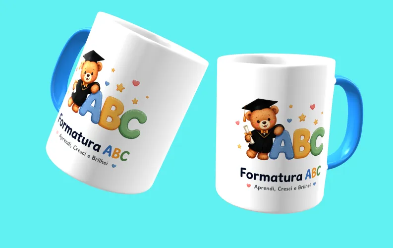 Camisa com uma estampa alegre de formatura infantil, colorida, com um logo divertido no peito e uma estampa grande e comemorativa nas costas, perfeita para marcar esse momento especial da turma.