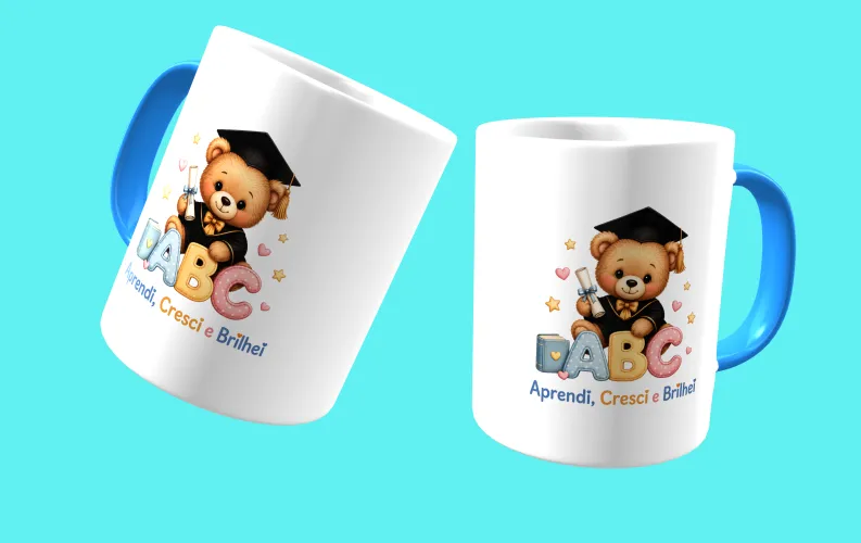 Camisa com uma estampa alegre de formatura infantil, colorida, com um logo divertido no peito e uma estampa grande e comemorativa nas costas, perfeita para marcar esse momento especial da turma.