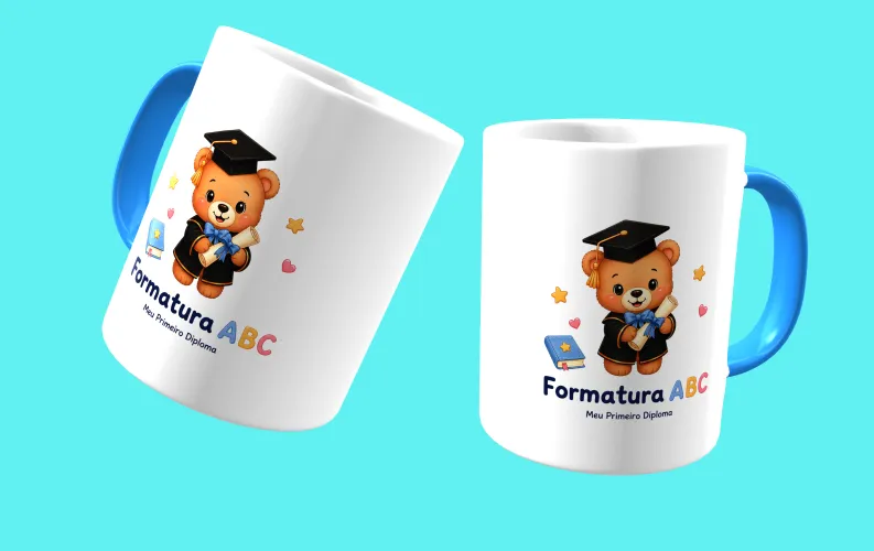 Camisa com uma estampa alegre de formatura infantil, colorida, com um logo divertido no peito e uma estampa grande e comemorativa nas costas, perfeita para marcar esse momento especial da turma.
