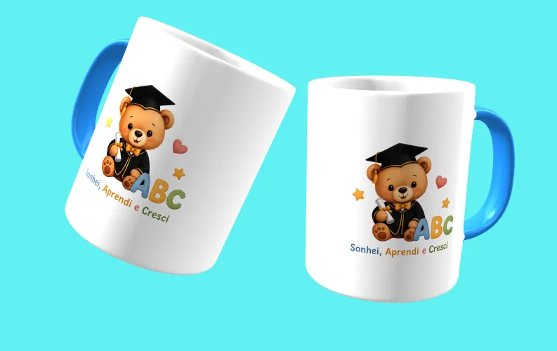 Camisa com uma estampa alegre de formatura infantil, colorida, com um logo divertido no peito e uma estampa grande e comemorativa nas costas, perfeita para marcar esse momento especial da turma.