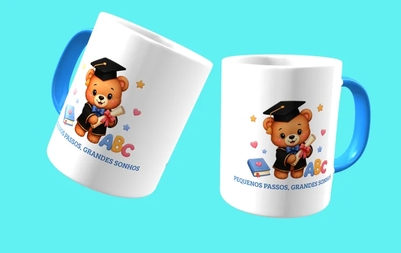 Camisa com uma estampa alegre de formatura infantil, colorida, com um logo divertido no peito e uma estampa grande e comemorativa nas costas, perfeita para marcar esse momento especial da turma.
