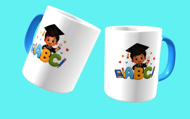 Camisa com uma estampa alegre de formatura infantil, colorida, com um logo divertido no peito e uma estampa grande e comemorativa nas costas, perfeita para marcar esse momento especial da turma.