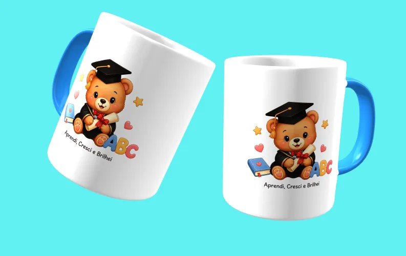 Camisa com uma estampa alegre de formatura infantil, colorida, com um logo divertido no peito e uma estampa grande e comemorativa nas costas, perfeita para marcar esse momento especial da turma.