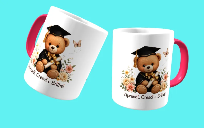 Camisa com uma estampa alegre de formatura infantil, colorida, com um logo divertido no peito e uma estampa grande e comemorativa nas costas, perfeita para marcar esse momento especial da turma.