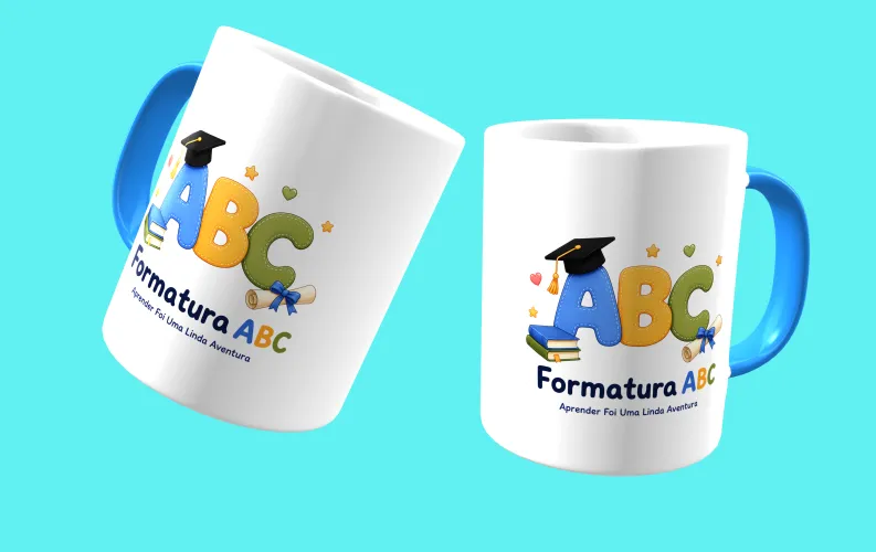 Camisa com uma estampa alegre de formatura infantil, colorida, com um logo divertido no peito e uma estampa grande e comemorativa nas costas, perfeita para marcar esse momento especial da turma.