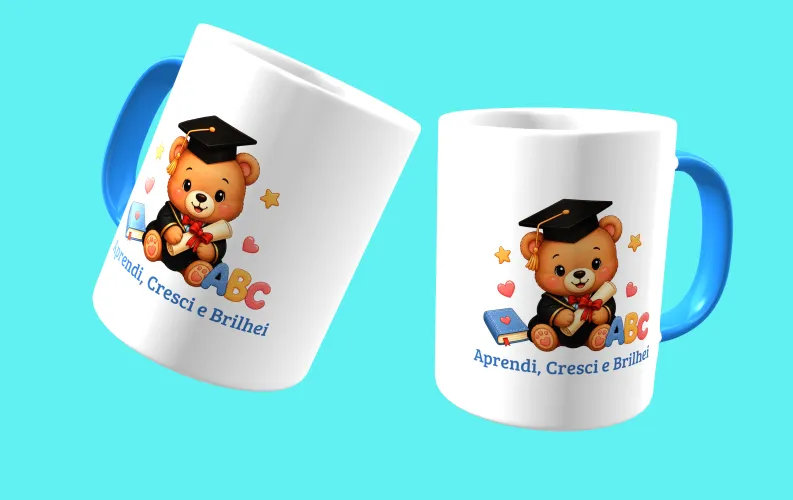 Camisa com uma estampa alegre de formatura infantil, colorida, com um logo divertido no peito e uma estampa grande e comemorativa nas costas, perfeita para marcar esse momento especial da turma.