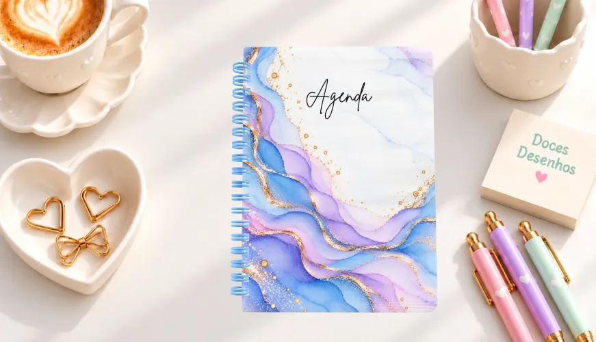 Agenda 2027 com capa em aquarela azul, lilás e detalhes dourados