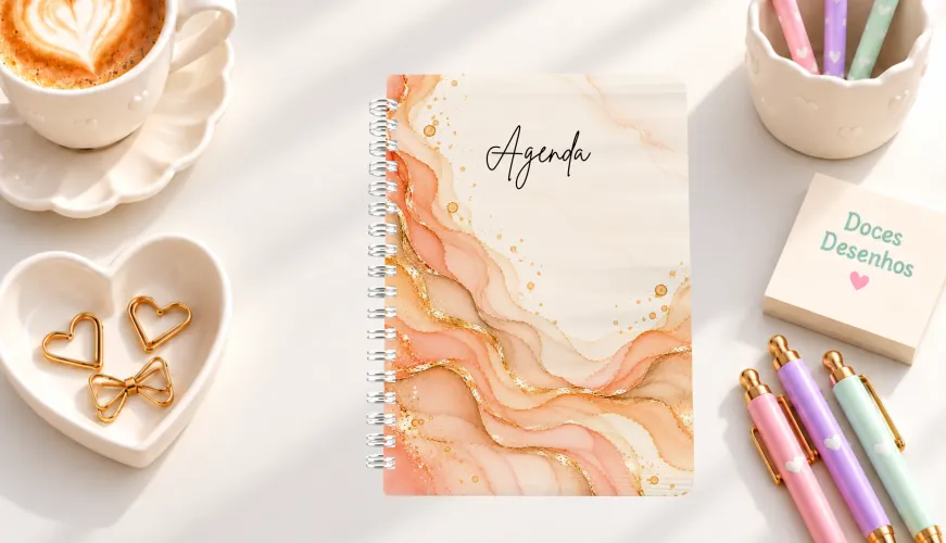 Agenda 2027 com capa em aquarela pêssego, bege e detalhes dourados