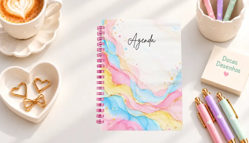 Agenda 2027 com capa em aquarela rosa, azul e amarela em tons pastel