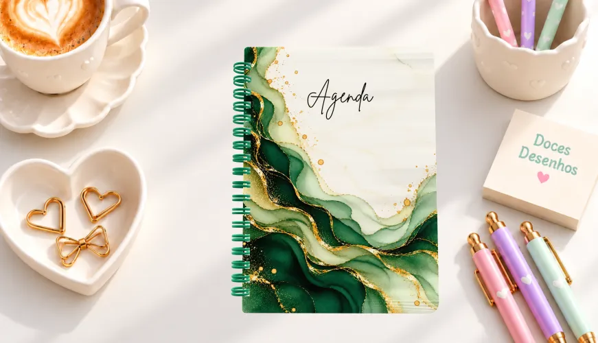 Agenda 2027 com capa em aquarela verde esmeralda e detalhes dourados