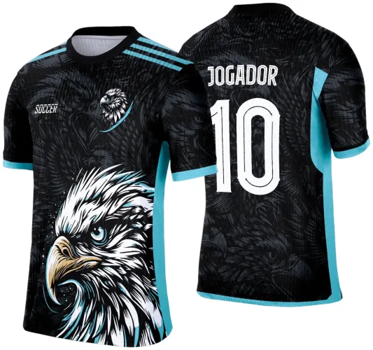 Camisa preta com detalhes azul-turquesa, frente com águia branca marcante e escrita 'SOCCER'. Nas costas, número 10 e 'JOGADOR' em branco sobre fundo de penas de águia em tons escuros.