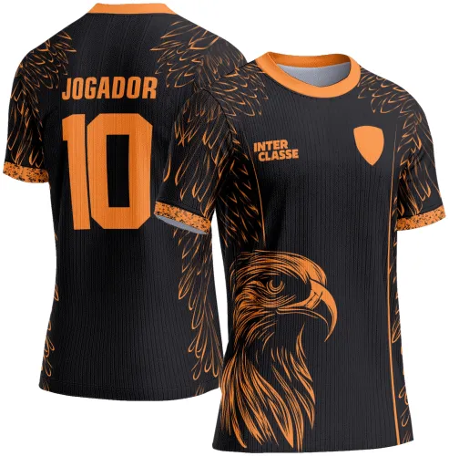 Camisa preta com desenho de águia laranja na frente, palavra INTERCLASSE no peito, costas com nome JOGADOR e número 10 em laranja, detalhes de penas nas mangas e gola laranja.